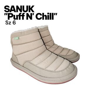 SANUK PUFF N CHILL Sz 6 Tan Quilted Pull On Outdoor Fall Logo Puffer Ankle Boots